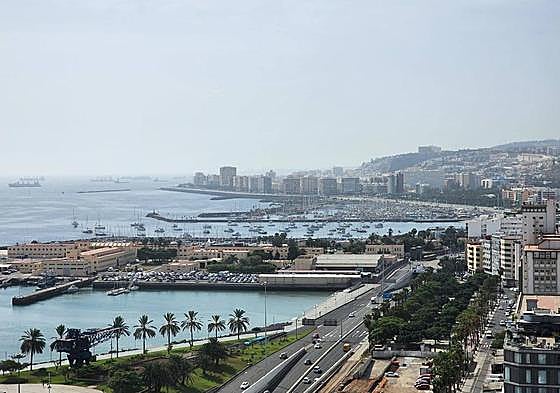 La capital grancanaria bajo el filtro de la calima que ha reinado estos días.