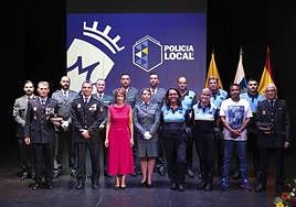 Foto de familia de los condecorados.