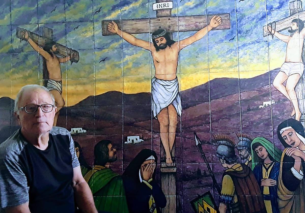 Artill posa junto a uno de sus murales.