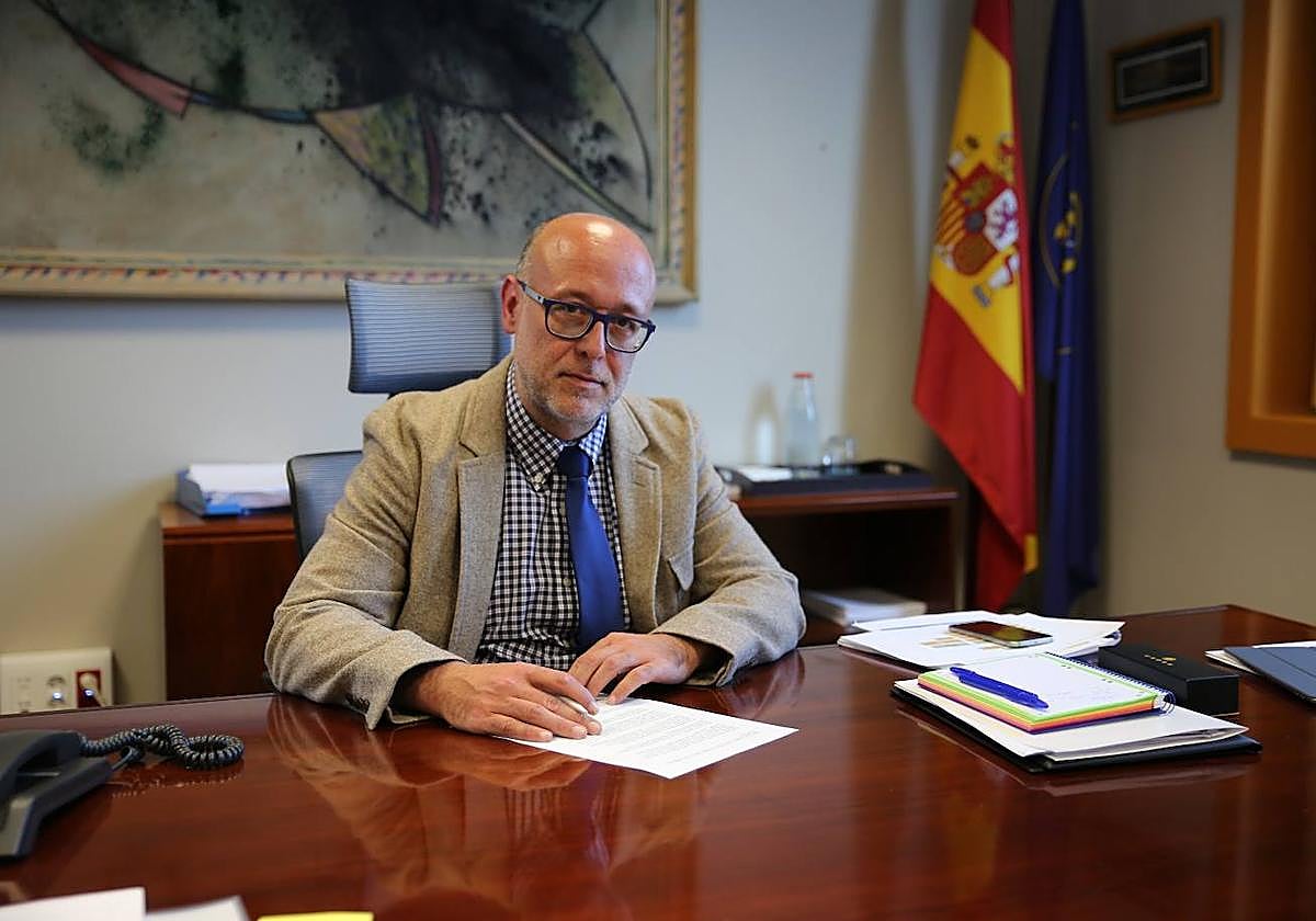 El director de Salvamento Marítimo, José Luis García Lena, en su despacho.