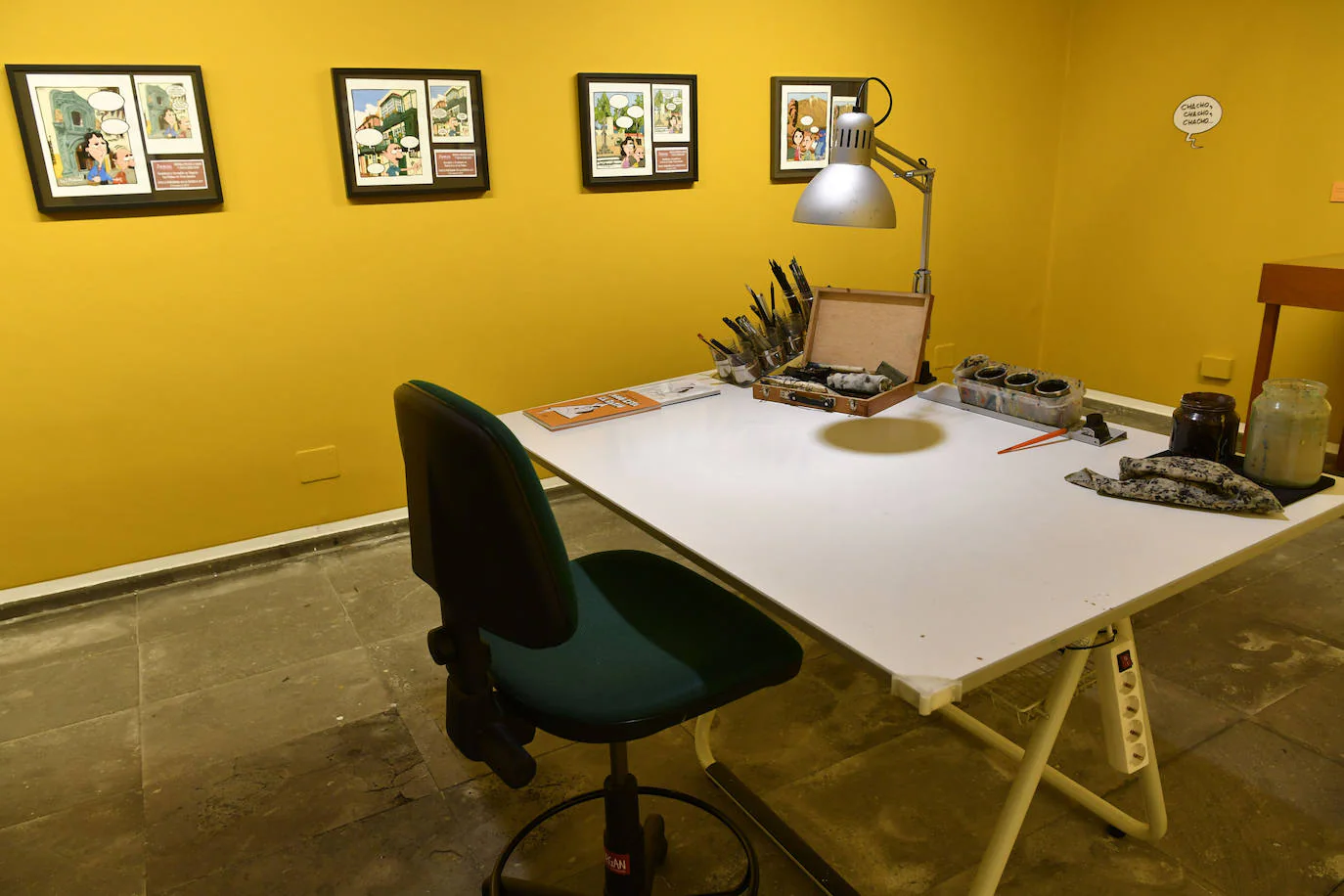 Mesa de trabajo de Morgan, que ocupa un espacio central de la exposición.