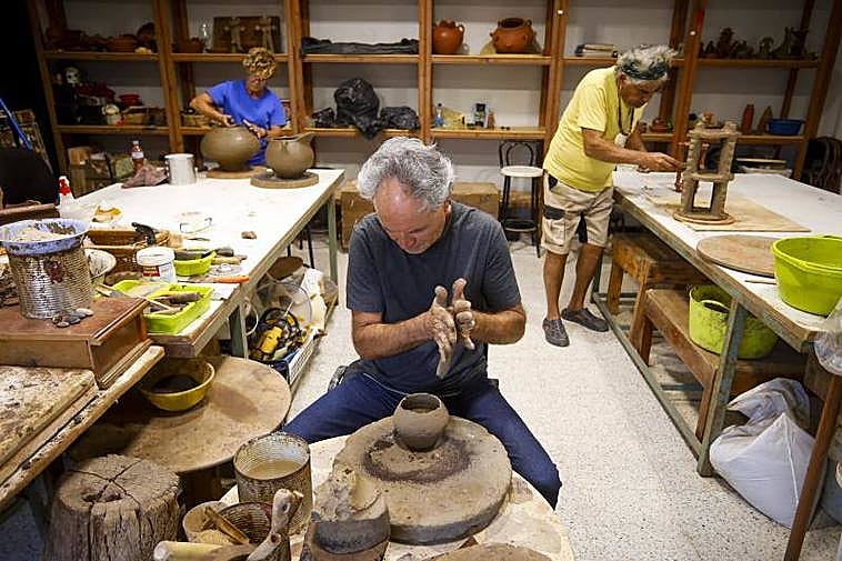 Gustavo Rivero, en el centro de la imagen, en la zona de trabajo del Centro Locero de La Atalaya, junto a Inés Medina y Domingo Díaz.