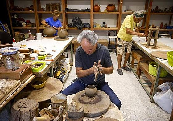 Gustavo Rivero, en el centro de la imagen, en la zona de trabajo del Centro Locero de La Atalaya, junto a Inés Medina y Domingo Díaz.