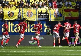 Jugadores de la UD celebrando en La Cerámica.