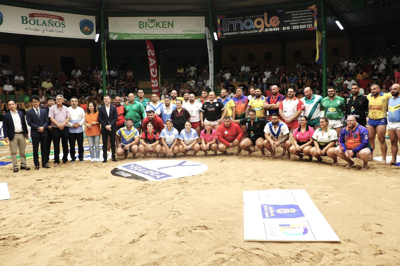 Foto de familia sobre la arena.