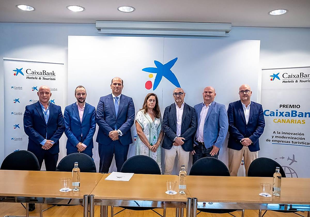 Representantes de CaixaBank y de las cuatro patronales turísticas de las Islas durante la presentación del 'Premio de Innovación y Modernización de Empresas Turísticas Hotels & Tourism Canarias'.