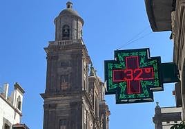 Imagen de un termómetro en la capital grancanaria marcando 32º.