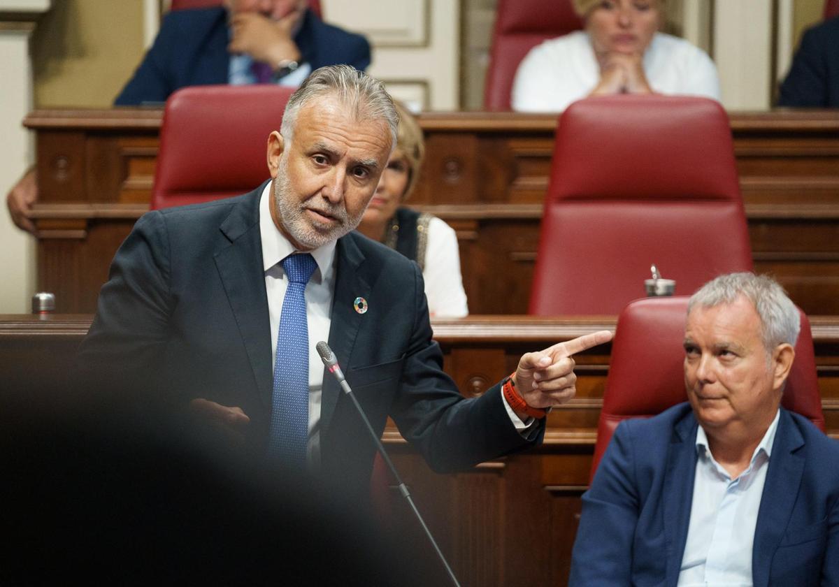 Ángel Víctor Torres (izda), junto a Sebastián Franquis, en la sesión del Parlamento celebrada este martes.