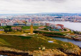 Vista general de A Coruña, con la Torre de Hércules en primer plano.