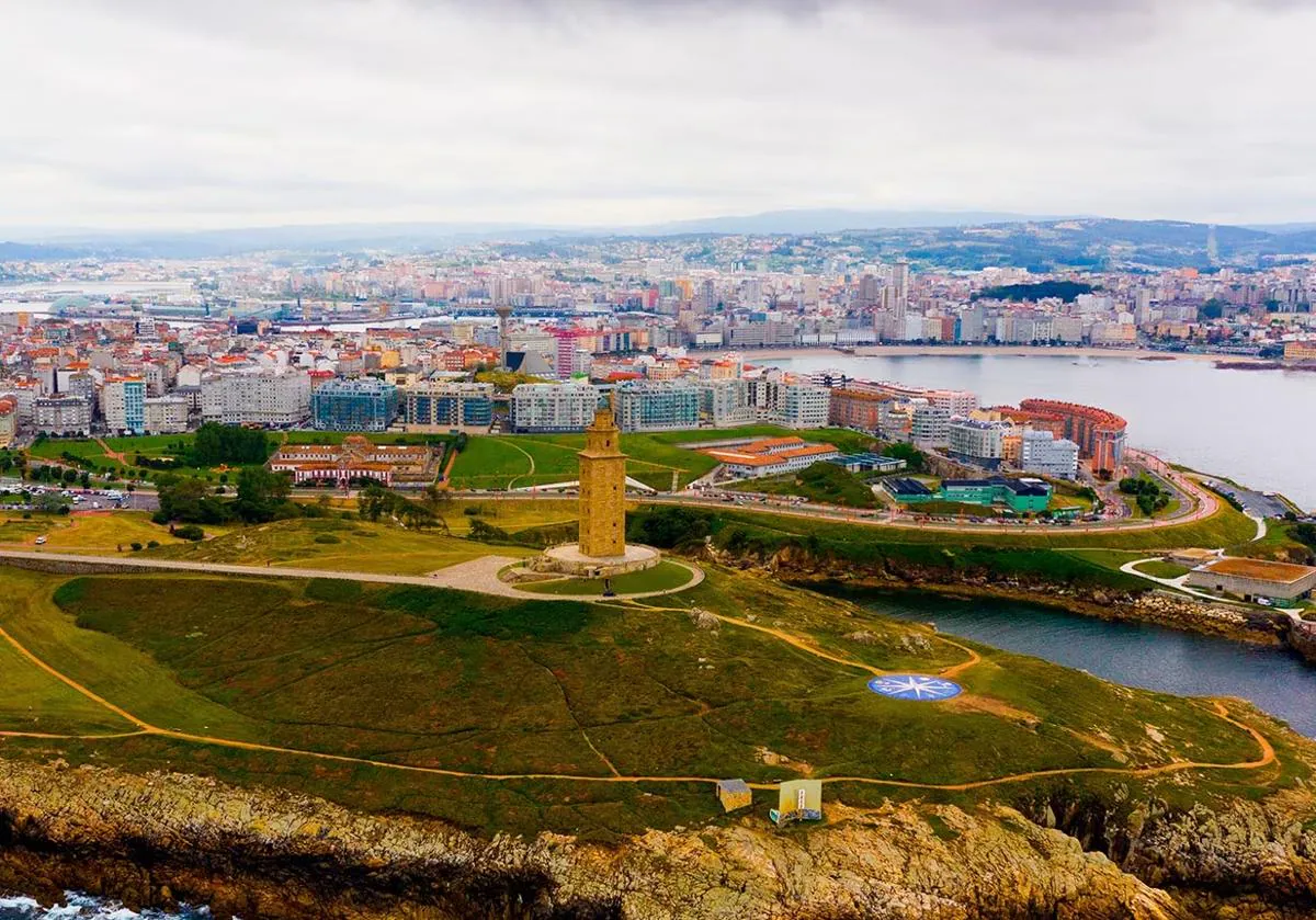 Vista general de A Coruña, con la Torre de Hércules en primer plano.