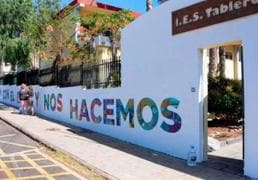 Madres y padres estallan por la situación «indigna» que viven sus hijos por el calor en el IES Aguañac
