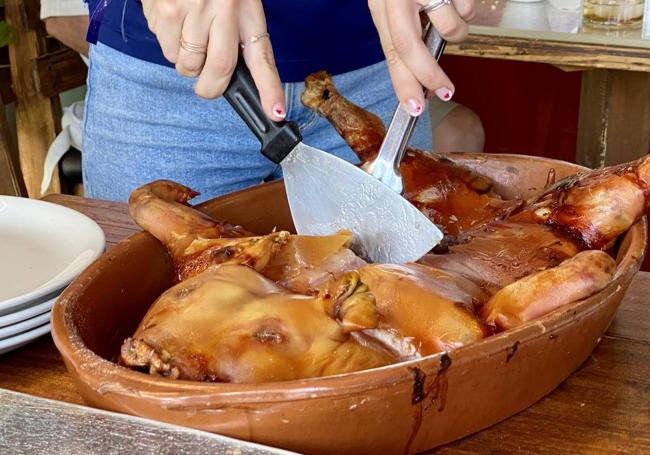 Verónica dándole el corte al cochinillo segoviano