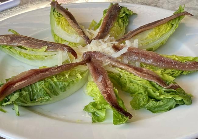 Cogollos, anchoas y parmesano