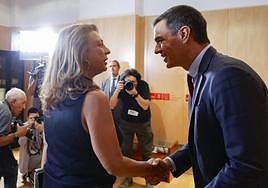 El presidente del Gobierno en funciones, Pedro Sánchez, y la diputada de CC, Cristina Valido, se saludan antes de iniciar su reunión este miércoles.
