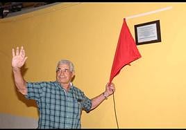 Roberto Martín, El Mocho, descubre una placa en su honor.