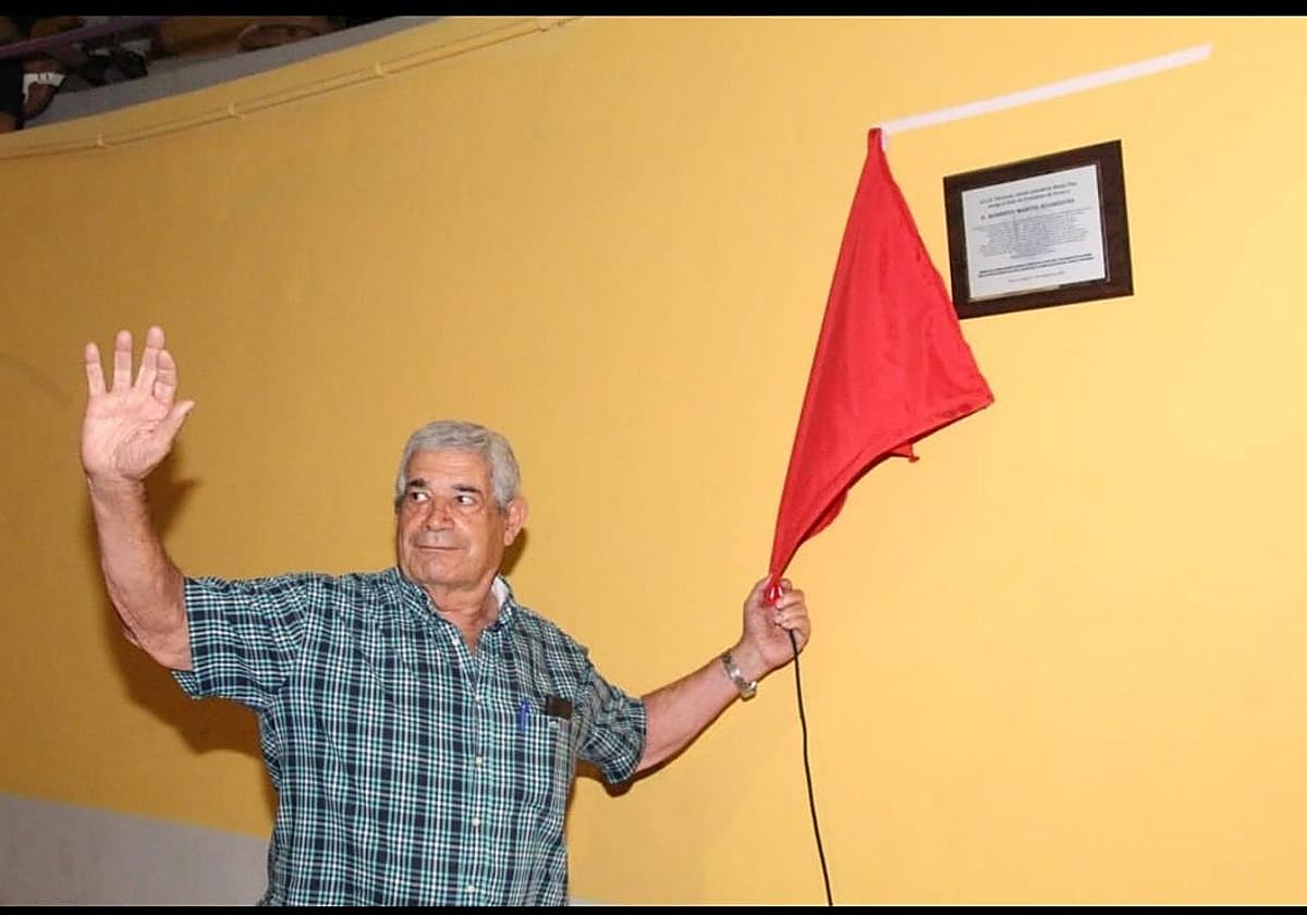 Roberto Martín, El Mocho, descubre una placa en su honor.