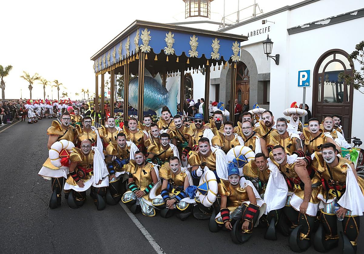 Momento del Entierro de la Sardina de meses pasados, con al escolta de Los Simplones.