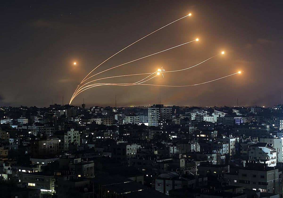 La Cúpula de Hierro israelí intercepta misiles lanzados desde la franja de Gaza.