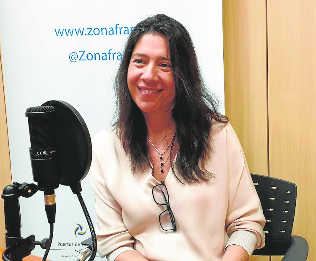La directora gerente de Proexca, Dácil Domínguez, durante la grabación del podcast de la Zona Franca.