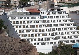 Complejo turístico Apartamentos Palmera Mar, en la playa de Amadores, reconvertido en residencia sociosanitaria.