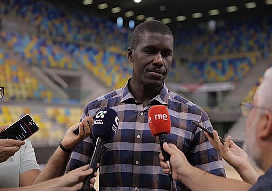 Siatapha Savané comparece ante los medios de comunicación en el Arena.