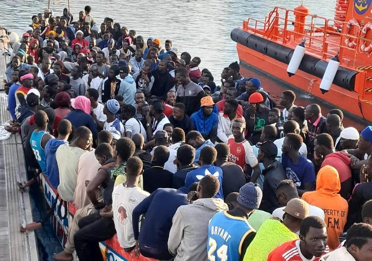 Migrantes trasladados a Los Cristianos en la mañana de este viernes.