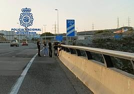 Agentes de la Policía Nacional intervienen para evitar el fatal suceso.
