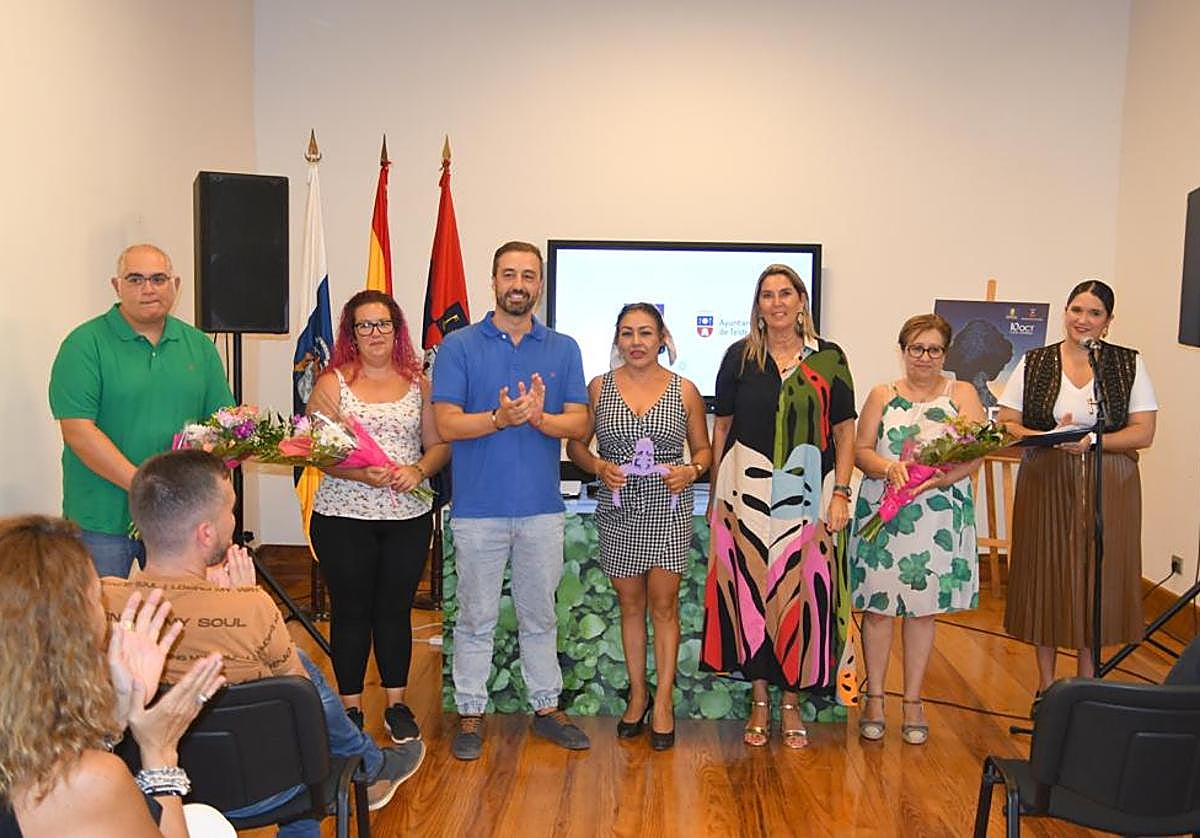 María González Calderín, tercera por la derecha, en el acto municipal de homenaje a las mujeres rurales