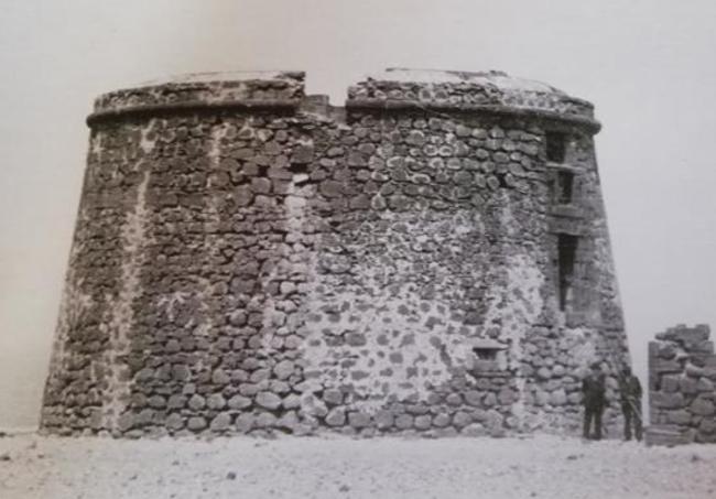 Foto antigua de la torre defensiva del siglo XVIII que figura en el libro 'La Oliva, historia de un pueblo de Fuerteventura', que publicó el Ayuntamiento del norte y la Parroquia de La Oliva.
