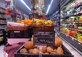 Imagen de un supermercado y el lineal con las papas a la venta.