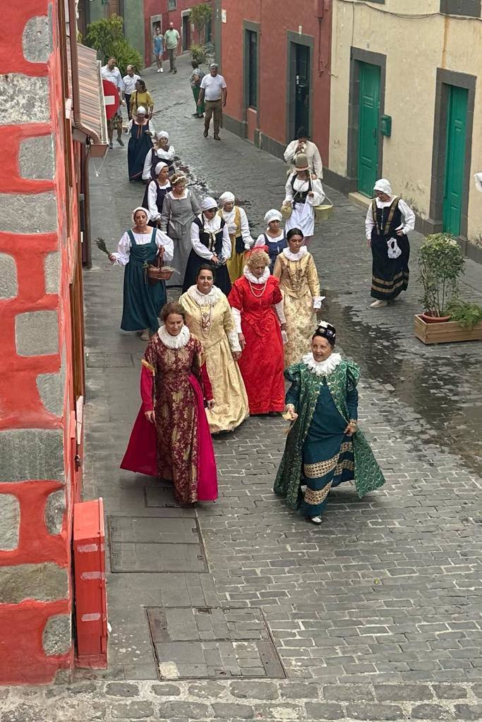 Imagen secundaria 2 - El Madroñal viaja al pasado con una pasarela del vestuario del siglo XVI