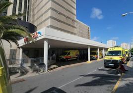 Ambulancias esperando para dejar a los pacientes en Urgencias del Insular.