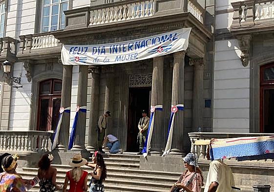 La Biblioteca Insular decorada para la grabación.