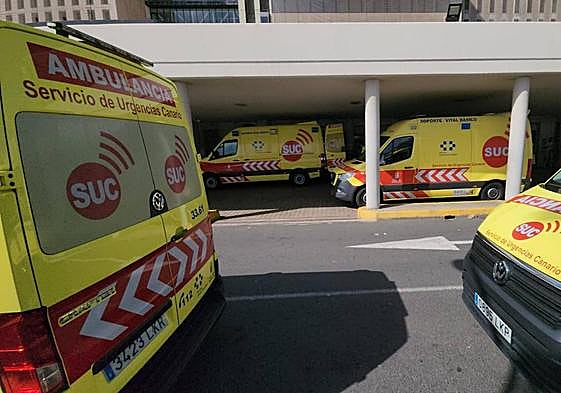 Ambulancias esperando en Urgencias de Insular para dejar a los pacientes.