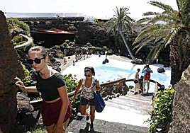 Visitantes en Los Jameos del Agua.
