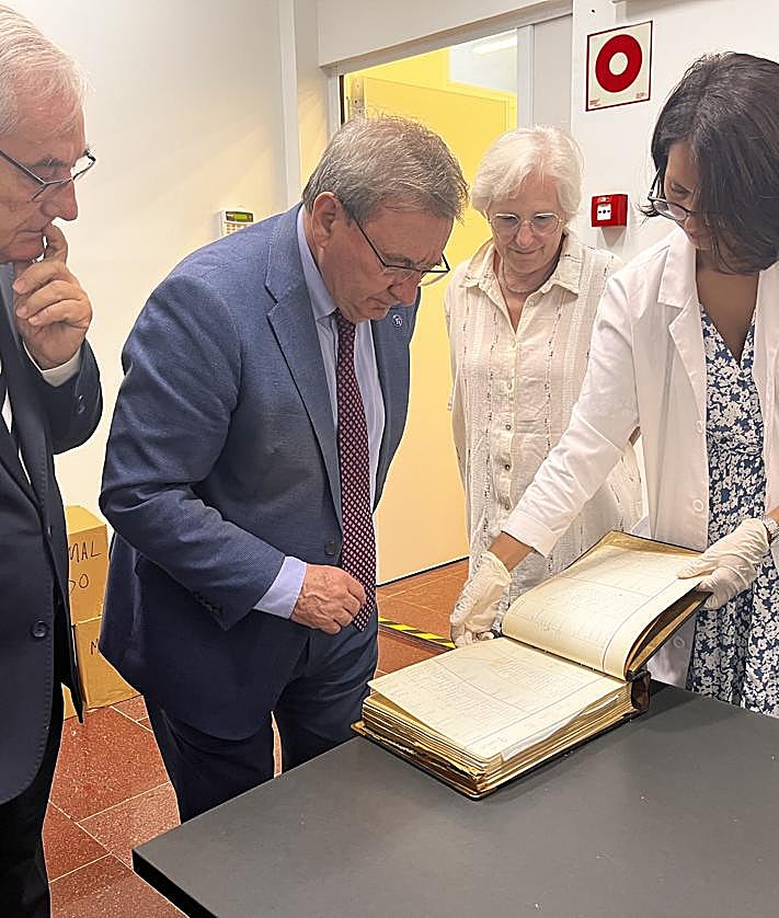Imagen secundaria 2 - Inauguración de la muestra de José Rial en la Fundación Juan Negrín.