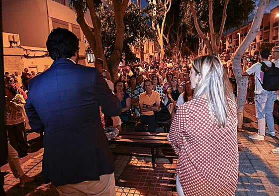 Un momento de la reunión que mantuvieron Ramos y Sánchez con los vecinos en plena calle.