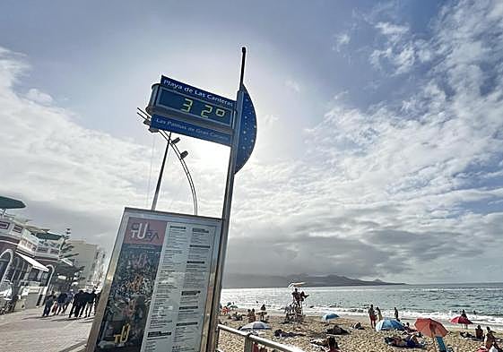 Día de calor en la playa de Las Canteras a finales de pa pasada semana.