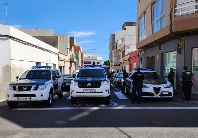La Guardia Civil dispuso un fuerte cordón policial alrededor de la vivienda.