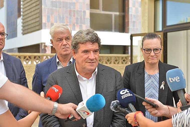 El ministro de Migraciones, José Luis Escrivá, en su visita a El Hierro.