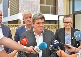 El ministro de Migraciones, José Luis Escrivá, en su visita a El Hierro.