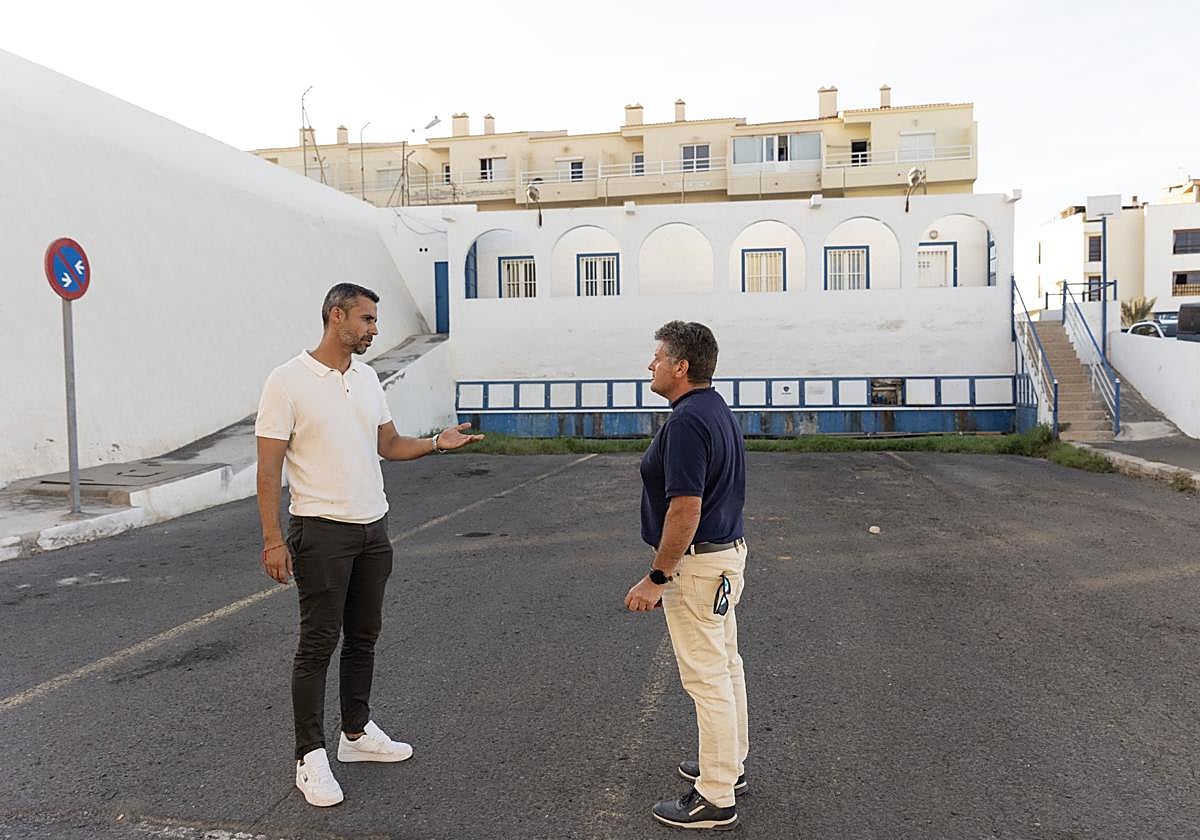 Isaí Blanco, alcalde de La Oliva, y Julio Santana, primer teniente de alcalde, en Corralejo.