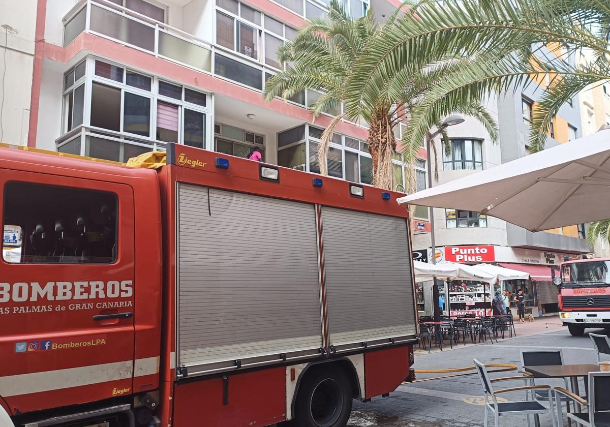 Bomberos en la calle Luis Morote.