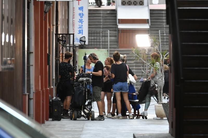 Distintos momentos del rodaje de la tercera temporada de 'Paradise' en la zona de Madera y Corcho, en la tarde-noche del martes.