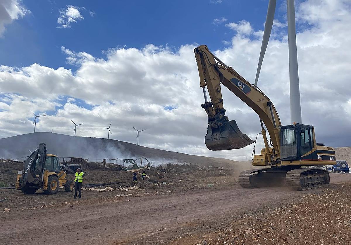 Momento en que los tractores y los empleados municipales intervinieron en la finca por la mañana.