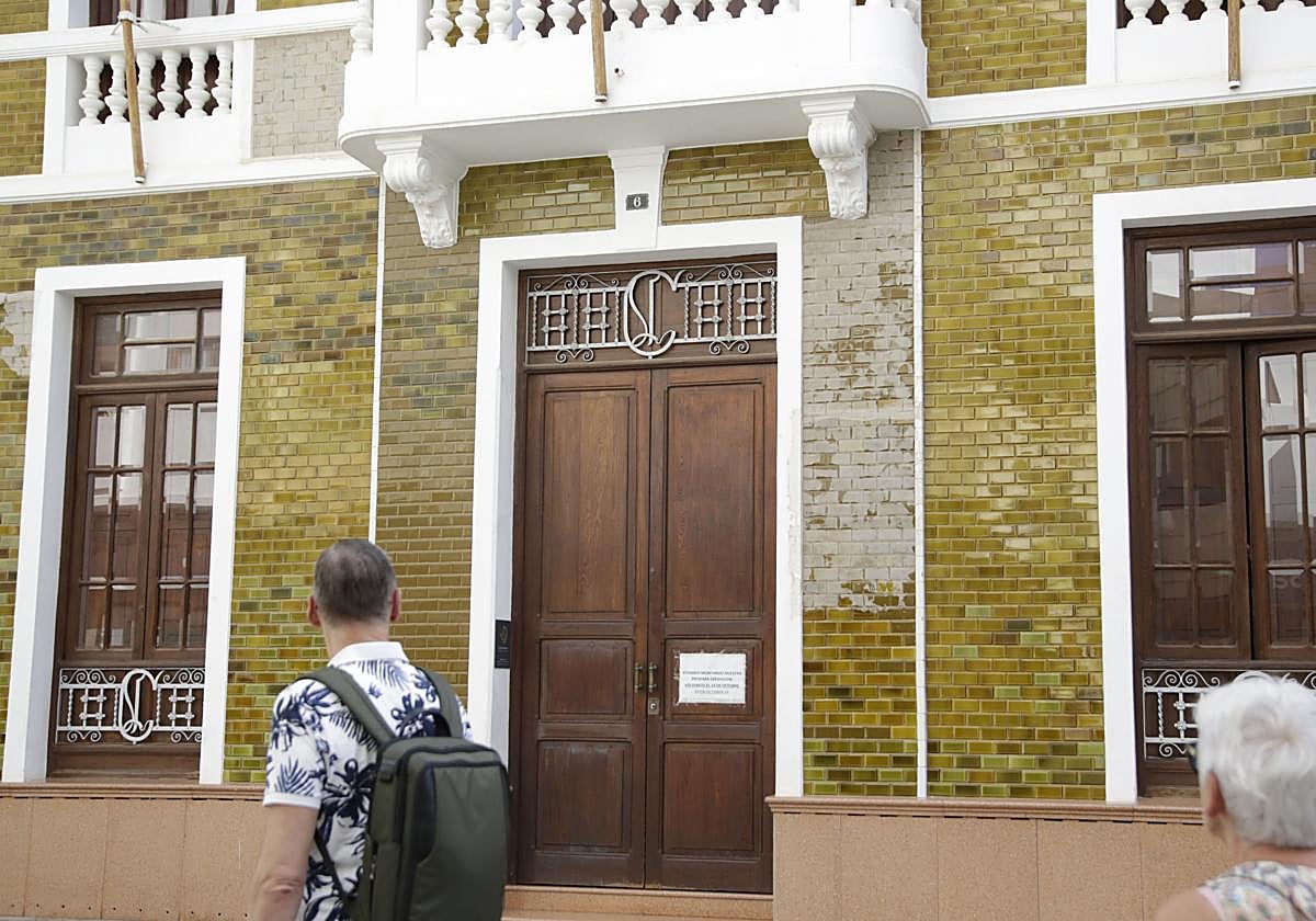 Vista de la Casa Amarilla, desde la fachada de la calle Real.