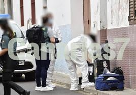 Agentes de la Guardia Civil investigan un homicidio en Gáldar.