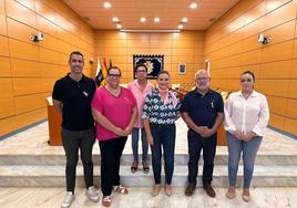 La consejera de Recursos Humanos del Cabildo, Nuria Cabrera, y los representantes de los ayuntamientos, tras la firma del convenio.