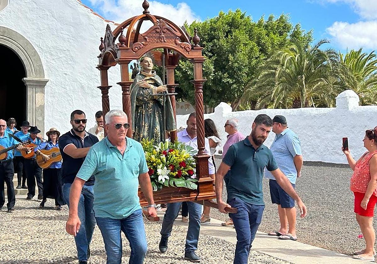 Imagen principal - Música y procesión bajo el mismo cielo