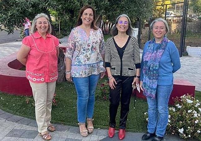 En la imagen, la segunda por la derecha, la presidenta de Asomur